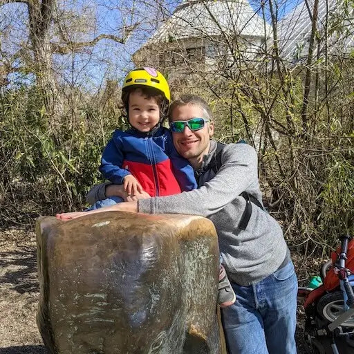 Papa und Sohn im Tierpark an einem schönen Sommertag
