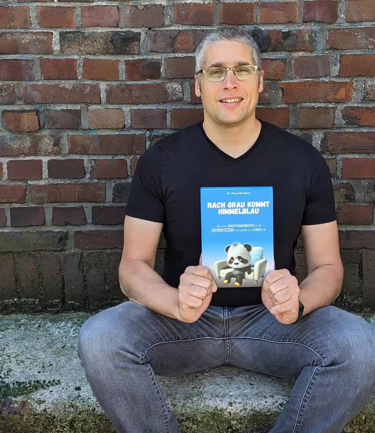 Thomas Reinbacher Autorenfoto mit Buch Nach Grau kommt Himmelblau, Hardcover
