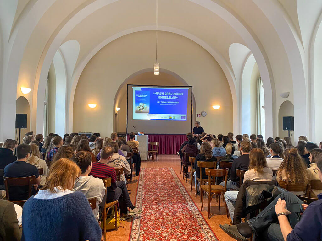 Dr. Thomas Reinbacher »Nach Grau kommt Himmelblau« Vortrag im Gymnasium Hollabrunn